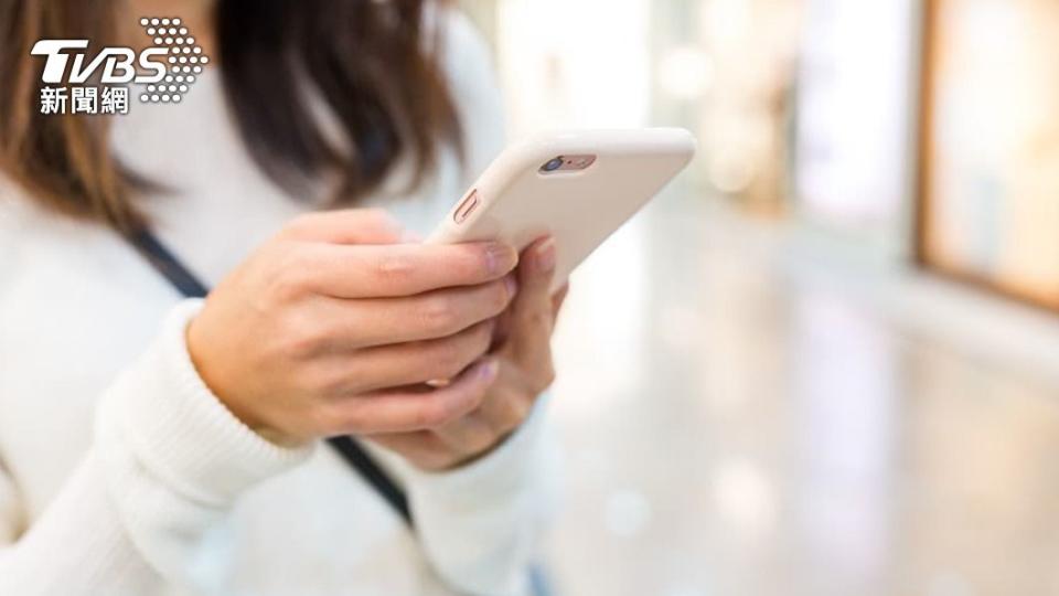 女網友接到高職老師打電話來說明，她的小孩作弊。（示意圖／shutterstock 達志影像）