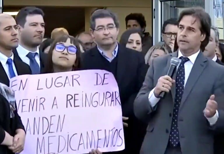 El presidente Luis Lacalle Pou invitó a su lado a una mujer con una queja escrita en un cartel, en Canelones