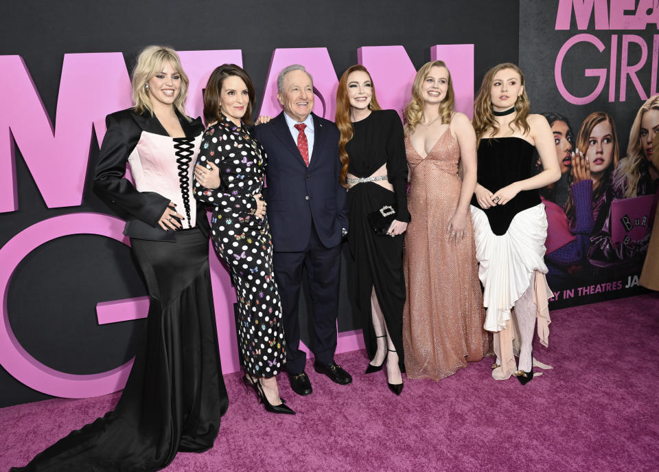 De izquierda a derecha, Reneé Rapp, Tina Fey, Lorne Michaels, Lindsay Lohan, Angourie Rice y Bebe Wood asisten al estreno mundial de "Mean Girls" en el cine AMC Lincoln Square el lunes 8 de enero de 2024, en Nueva York. (Evan Agostini/Invision/AP)