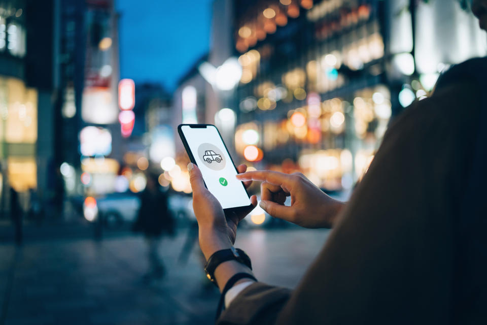 Wenn eine Uber-Fahrt eskaliert: Drei Frauen weigerten sich erst, eine Maske zu tragen und haben dann ihren Uber-Fahrer angegriffen. Foto: Symbolbild / gettyimages / d3sign