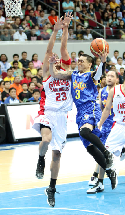 Jimmy Alapag drives strong to the basket. (PBA Images)