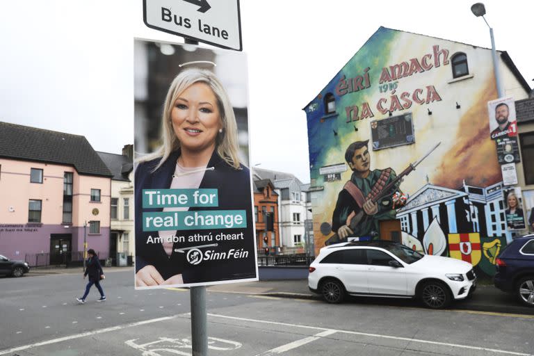 Un cartel electoral en West Belfast, Irlanda del Norte, el 3 de mayo de 2022.