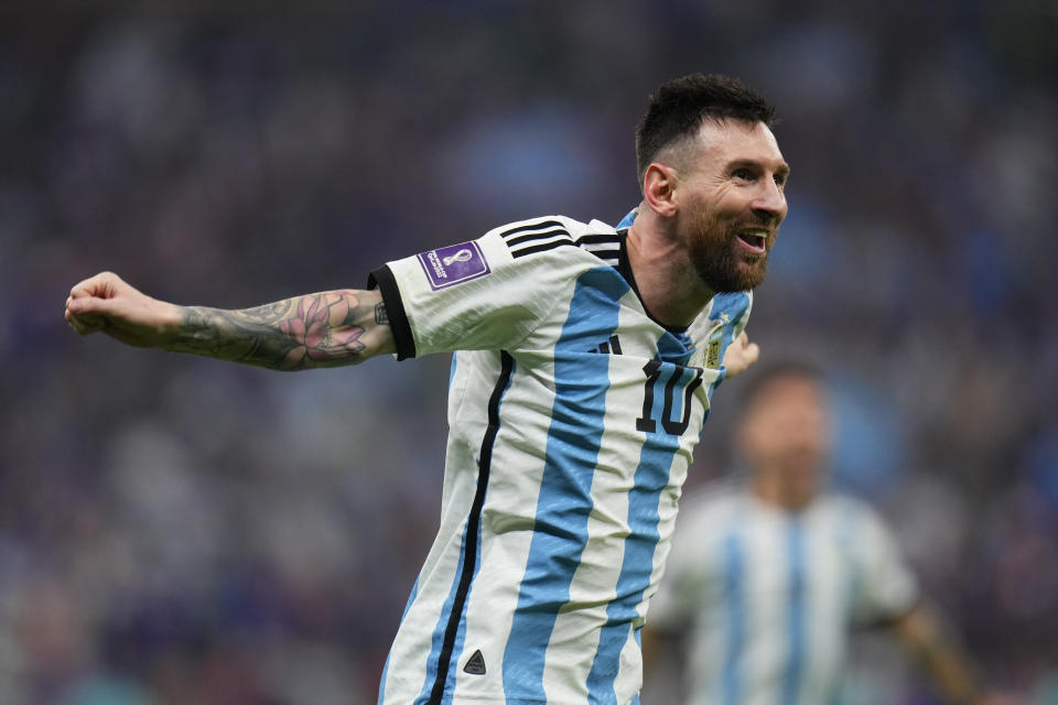 Lionel Messi, de Argentina, festeja un gol en la final de la Copa del Mundo ante Francia, el domingo 18 de diciembre de 2022, en Lusail, Qatar (AP Foto/Petr David Josek)