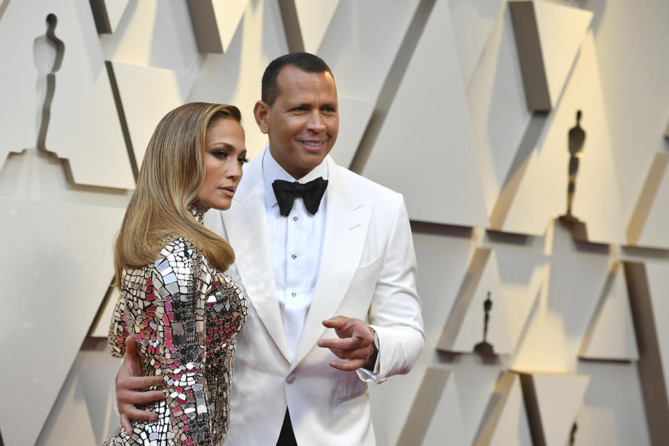 <p>Así que la vida sentimental de Jennifer Lopez está llena de anillos de compromiso y de matrimonios fallidos. Esperemos que con Alex Rodriguez la historia tenga un final diferente que con sus anteriores parejas. De momento, a la neoyorquina se la ve mejor que nunca junto al exjugador de béisbol de 43 años. (Foto: Jordan Strauss / Invision / AP). </p>