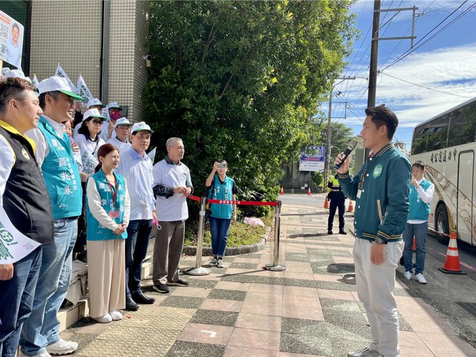 有「中壢周杰倫」之稱的桃園市議員彭俊豪20日在親友陪同下搶綠營頭香，完成參選登記，誓言關心在地、翻轉中壢。(蔡依珍攝)