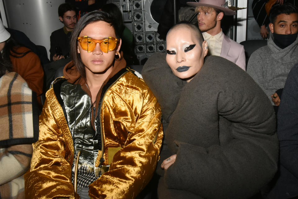 El artista Arnold Putra junto a la modelo Lala (Hwa Hwa Lala) en la Semana de la Moda de París de 2019.  (Foto: Foc Kan/WireImage)