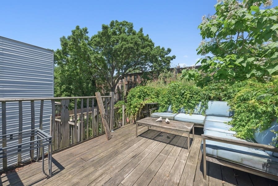 A backyard deck. Shari Laidley/VHT Studios