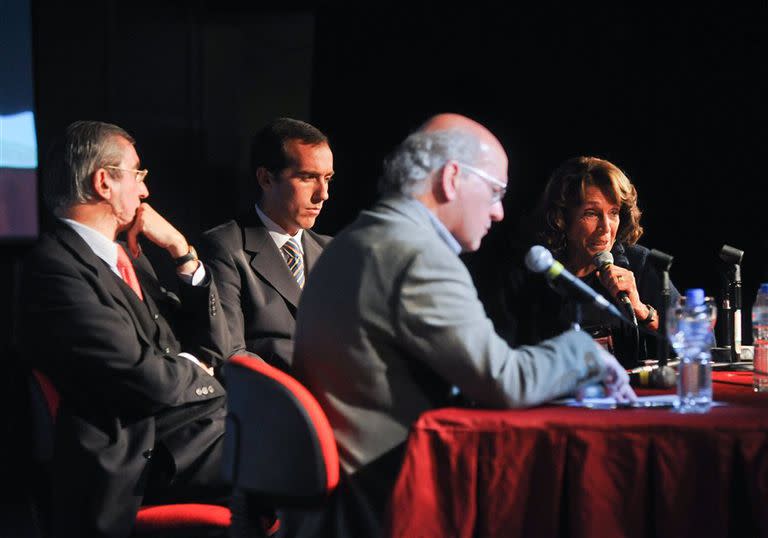 Pablo Sirvén, Nelson Castro, Hugo Alconada Mon y Magdalena Ruiz Guiñazú hablaron en la Feria del Libro