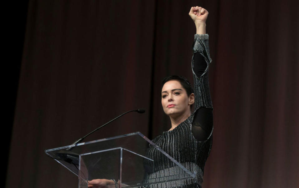 <p>Nach dem Harvey Weinstein Skandal, der Hollywood erschütterte, war Rose McGowan nur eine von acht Opfern, die im Artikel der New York Times erwähnt wurden. Seit sie darüber gesprochen hat, wie der Filmmogul sie 1997 vergewaltigt hatte, hat sie sich unermüdlich dafür eingesetzt, dass den Opfern sexueller Gewalt rund um den Globus Gerechtigkeit widerfährt.<br>McGowan sprach bei der Women’s Convention in Detroit erstmals über das Geschehene und erzählte dem Publikum: „Ich habe 20 Jahre lang geschwiegen. Ich wurde als Hure bezeichnet, ich wurde belästigt, ich wurde verleumdet – und wissen Sie was? Ich bin wie Sie. Was mir passiert ist, passiert allen von uns in dieser Gesellschaft. Ich kann und werde das nicht länger hinnehmen.“ [Bild: Getty] </p>