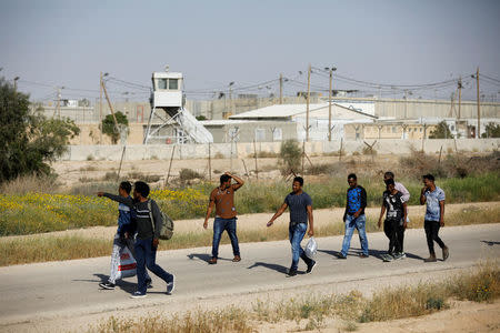 African migrants walk on a road after being released from Saharonim Prison in the Negev desert, Israel April 15, 2018. REUTERS/Amir Cohen