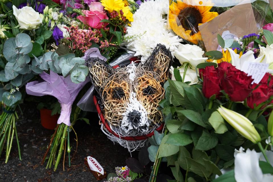 Homenajes florales rodean un modelo de corgi de mimbre que fue dejado a las puertas del Castillo de Balmoral en Aberdeenshire. (PA Wire (Owen Humphreys/PA))