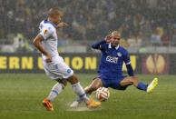 Dnipro Dnipropetrovsk's Jaba Kankava (R) struggles for the ball with Napoli's Goekhan Inler during their Europa League semi-final second leg soccer match at the Olympic stadium in Kiev, Ukraine, May 14, 2015. REUTERS/Valentyn Ogirenko