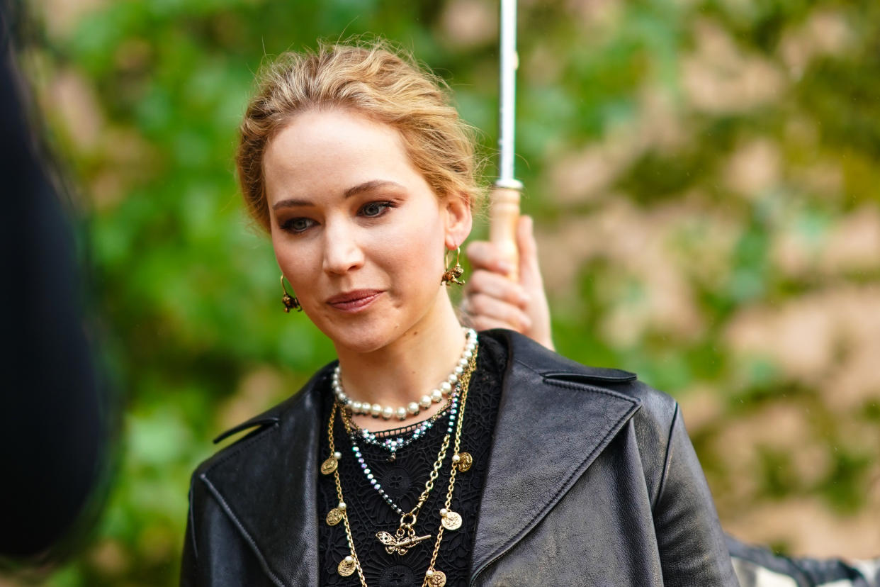 Jennifer Lawrence durante Paris Fashion Week 2020 en Paris, Francia. (Photo by Edward Berthelot/Getty Images)