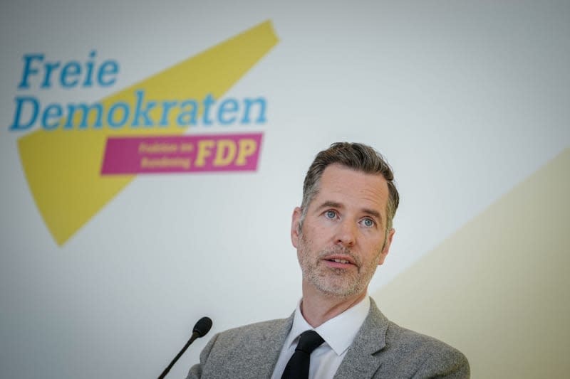 Chairman of the Free Democratic Party (FDP) parliamentary group, Christian Duerr speaks during a press statement before the start of the FDP parliamentary group meeting. Kay Nietfeld/dpa