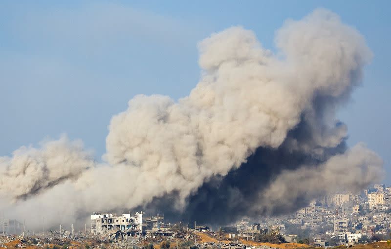 El humo se eleva desde Gaza tras una explosión, en medio del conflicto en curso entre Israel y el grupo palestino Hamás, visto desde el sur de Israel