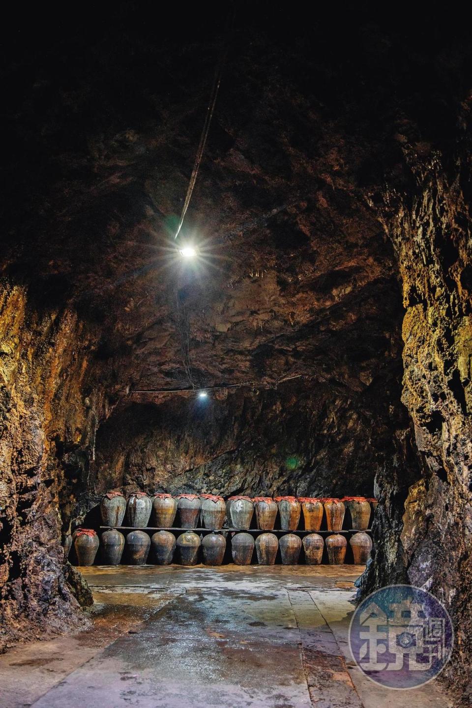 仍在八八坑道中窖藏的馬祖陳年老酒，只要空了就會補上。