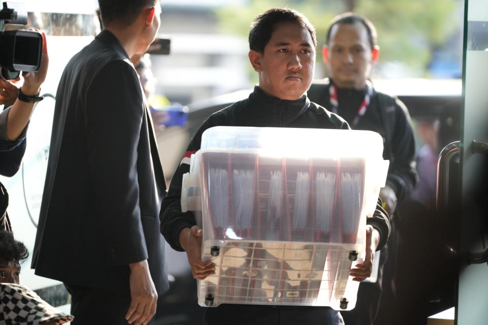 Lawyers of losing presidential candidate Ganjar Pranowo carry dossiers upon arrival to register a legal challenge alleging widespread irregularities and fraud in Feb. 14 presidential election, at the Constitutional Court in Jakarta, Indonesia, Saturday, March 23, 2024. Defense Minister Prabowo Subianto won the election by 58.6% of the votes, according to final results released by the Election Commission Wednesday. Subianto was accused of human rights abuses under a past dictatorship and chose the son of the popular outgoing President Joko Widodo as his running mate. (AP Photo/Achmad Ibrahim)