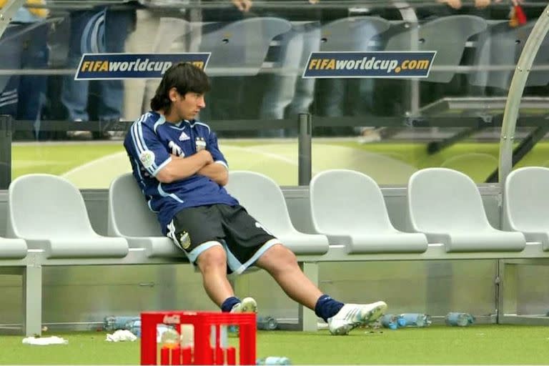 Lionel Messi en el banco de suplentes tras la eliminación de la Argentina en el Mundial 2006