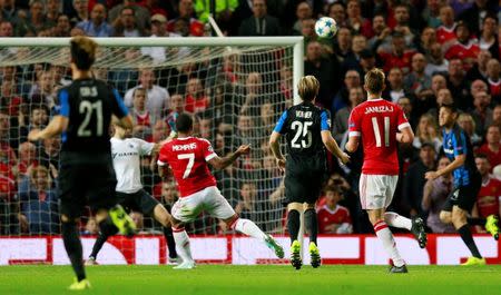 Football - Manchester United v Club Brugge - UEFA Champions League Qualifying Play-Off First Leg - Old Trafford, Manchester, England - 18/8/15 Manchester United's Memphis Depay misses a chance to score Action Images via Reuters / Jason Cairnduff Livepic EDITORIAL USE ONLY.