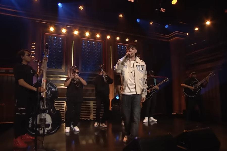 Peso Pluma: Primer artista de regional mexicano en presentarse en “The Tonight Show starring Jimmy Fallon” 