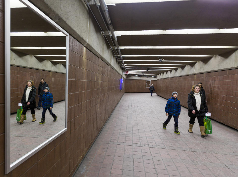 <p>En Montreal la temperatura mínima media en invierno es de 14 grados bajo cero y se pueden superar los -25ºC. Además, hay una gran humedad y fuertes vientos, lo que hace la vida al aire libre casi imposible para cualquiera, por mucho que sus habitantes estén acostumbrados. (Foto: Thierry Tronnel / Corbis / Getty Images).</p> 