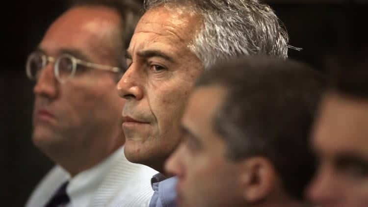 (Archivbild) Jeffrey Epstein (Mitte) wird am 30. Juli 2008 in einem Gerichtssaal in Palm Beach County gezeigt. - Copyright: picture alliance / Palm Beach Post | Uma Sanghvi