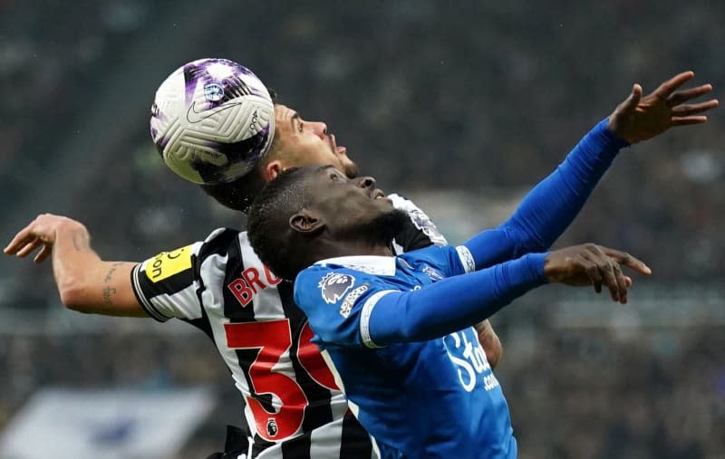 Newcastle United's Bruno Guimaraes (L) and Everton's Idrissa Gueye battle for the ball during the English Premier League soccer match between Newcastle United and Everton at St. James' Park. Owen Humphreys/PA Wire/dpa