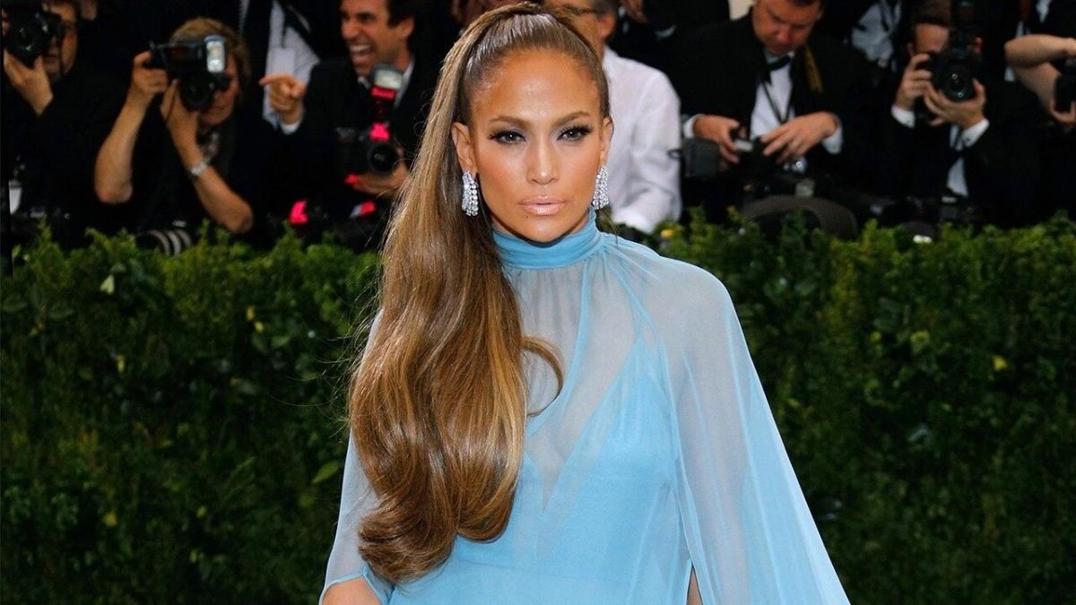 Jennifer Lopez Exposed Her Gold Underwear Beneath Her Sheer Gold Gucci Gown  - Yahoo Sports