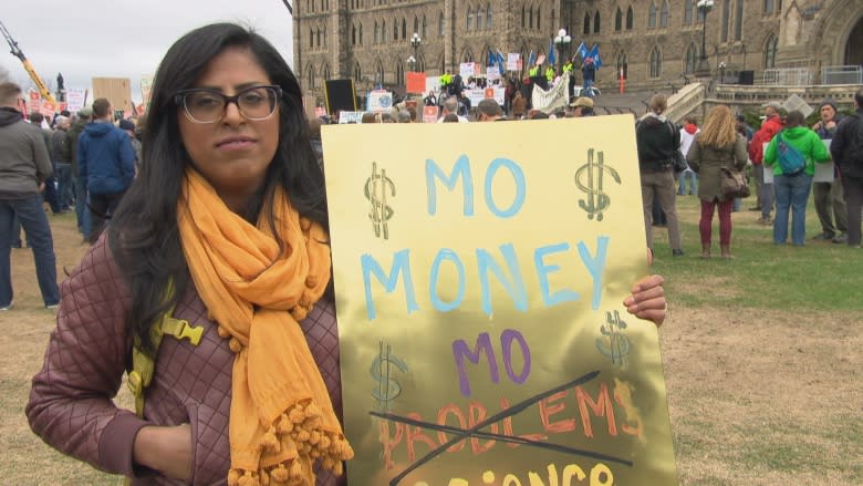 Marchers show solidarity with U.S. scientists at Earth Day rally in Ottawa