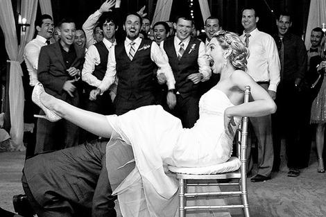 The funniest garter toss photo we've seen lately.