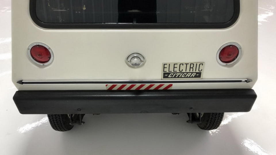 <em>圖 / Sebring-Vanguard CitiCar車廂蓋上寫著「Electric」，證明這是一款貨真價實的電動汽車。</em>