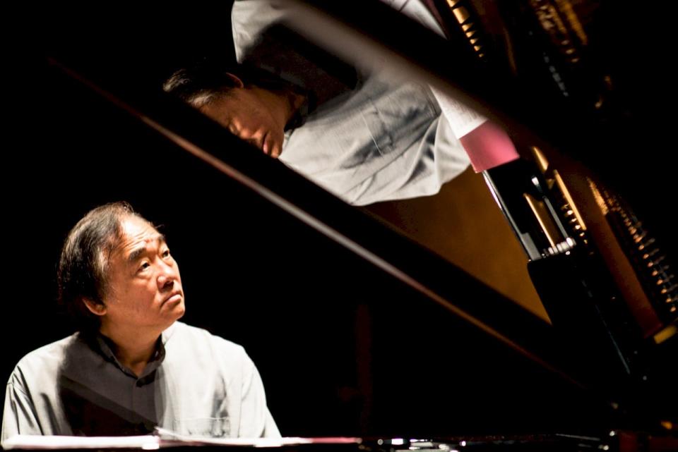 旅法韓籍鋼琴大師白建宇今年12月16日至23日將於台中國家歌劇院連續8天8場演出32首貝多芬鋼琴奏鳴曲，帶給樂迷一場深刻的心靈昇華之旅。(林仁斌攝／鵬博藝術提供)
