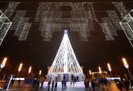 <p>Ein Prachtstück ist auch der Weihnachtsbaum, der im VDNKh Ausstellungspark in Moskau steht und die Besucher zum Staunen bringt. Er erinnert an einen riesigen Eiskristall mit einem funkelnden Stern auf der Spitze. Beeindruckend! (Bild: Getty Images) </p>