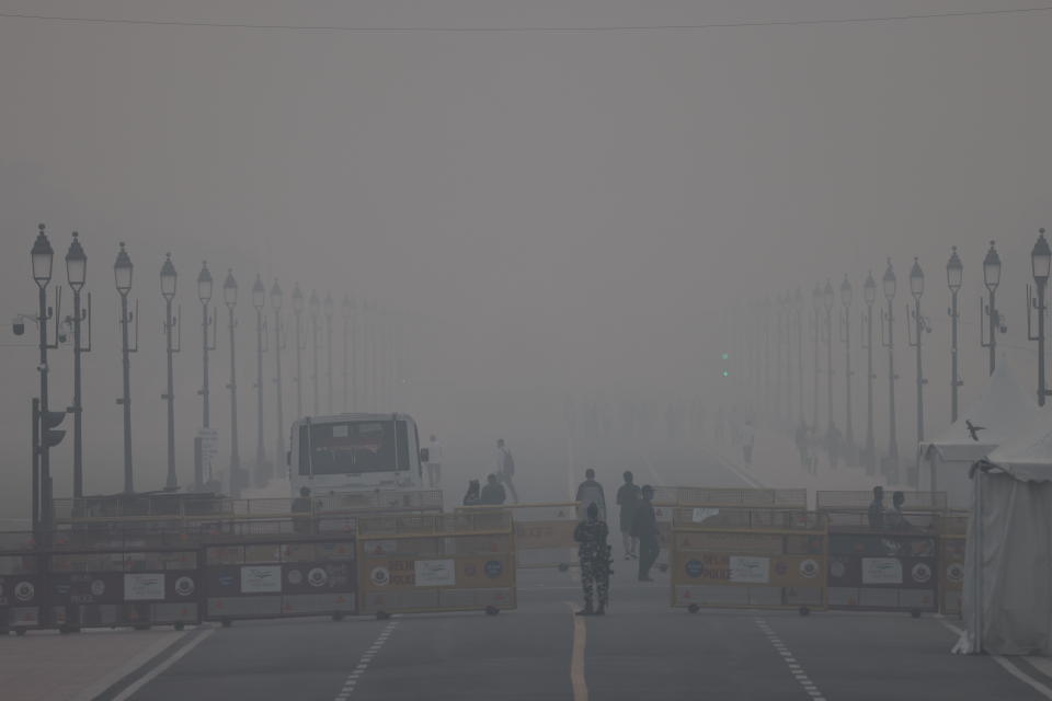 Police man a checkpoint near India Gate in New Delhi, on a road leading to the presidential mansion, in dense smog, November 4, 2022. / Credit: CBS/Vijay Bedi