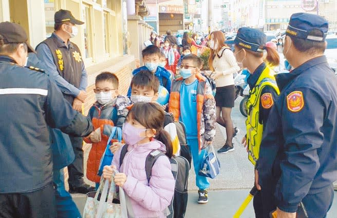 桃園市長鄭文燦8日在防疫會議中宣布，9日起桃園市各級學校，不再強制師生們進入校園要戴口罩。（蔡依珍攝）