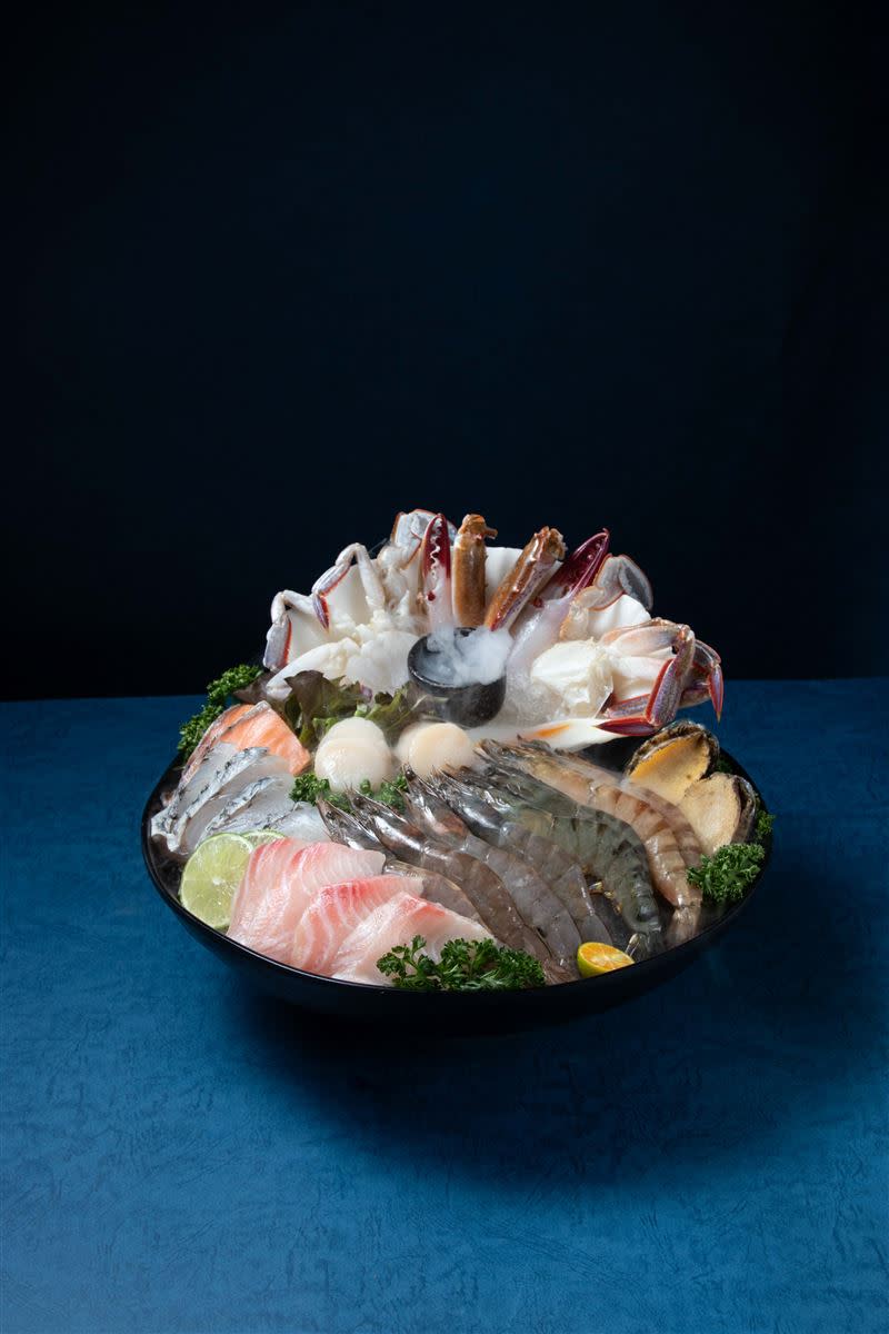「這一鍋皇室秘藏鍋物」在夏季時令推出季節餐點‭「寶島極鮮筵」。（圖／這一鍋集團提供）