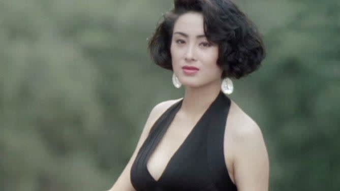 有「 初代星女郎」稱號的香港女星張敏，以電影《賭聖》中綺夢一角，奠定一代女神地位。（圖／翻攝自微博）