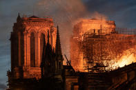 Un incendio nella cattedrale di Notre-Dame di Parigi, originato nel sottotetto, provoca ingenti danni a uno dei simboli della Francia