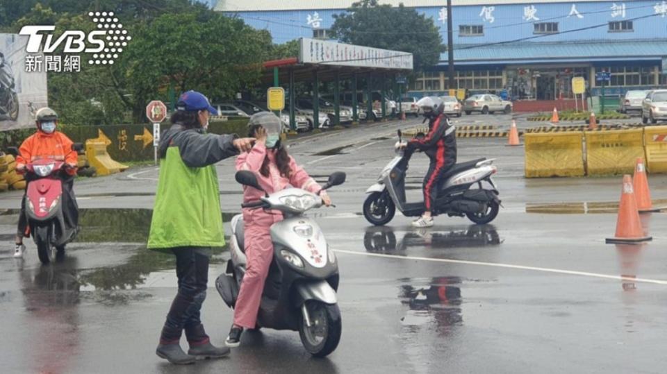 國內的駕訓制度過於輕鬆，尤其機車更是非常好考取。(圖片來源/ TVBS)