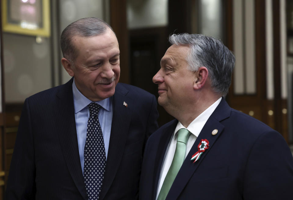 Archivo - En esta foto proporcionada por la presidencia turca, el presidente turco, Recep Tayyip Erdogan (izquierda) y el primer ministro húngaro, Viktor Orban, caminan durante una reunión en Ankara, Turquía, el 16 de marzo de 2023. (Presidencia turca vía AP, Archivo)