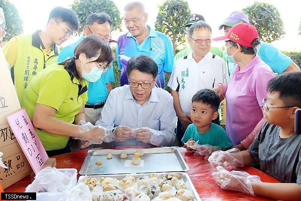 屏東縣長潘孟安（中）在萬丹鄉區域整合產業活動中，參與手做體驗。（記者毛莉攝）