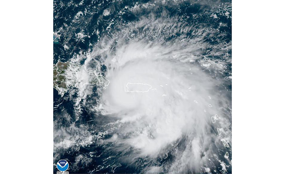 Esta imagen satelital proporcionada por la Oficina Nacional de Administración Océanica y Atmosférica de Estados Unidos (NOAA, por sus siglas en inglés) muestra al huracán Fiona el domingo 18 de septiembre de 2022, en el Caribe. (NOAA vía AP)