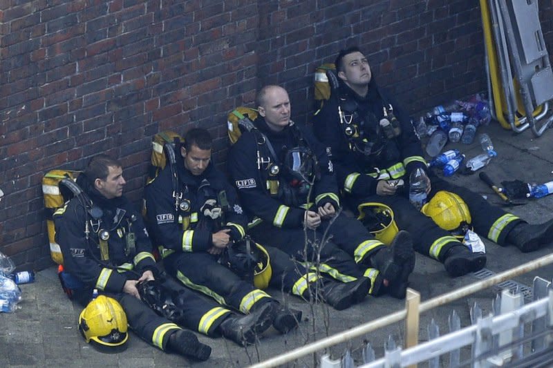 倫敦消防隊員連夜救火，徹夜未眠。(美聯社)