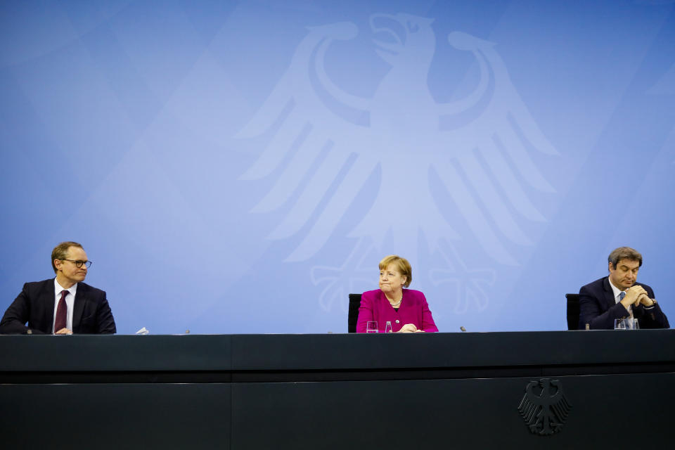 Bundeskanzlerin Angela Merkel (Mitte), der Ministerpräsident von Bayern, Markus Söder (rechts), und der regierende Bürgermeister von Berlin, Michael Müller (SPD), präsentieren auf einer Pressekonferenz die Bund-Länder-Beschlüsse zum weiteren Vorgehen in der Coronapandemie. Je nach Infektionslage gibt es viele Öffnungsmöglichkeiten. Foto: Markus Schreiber / AP POOL / dpa