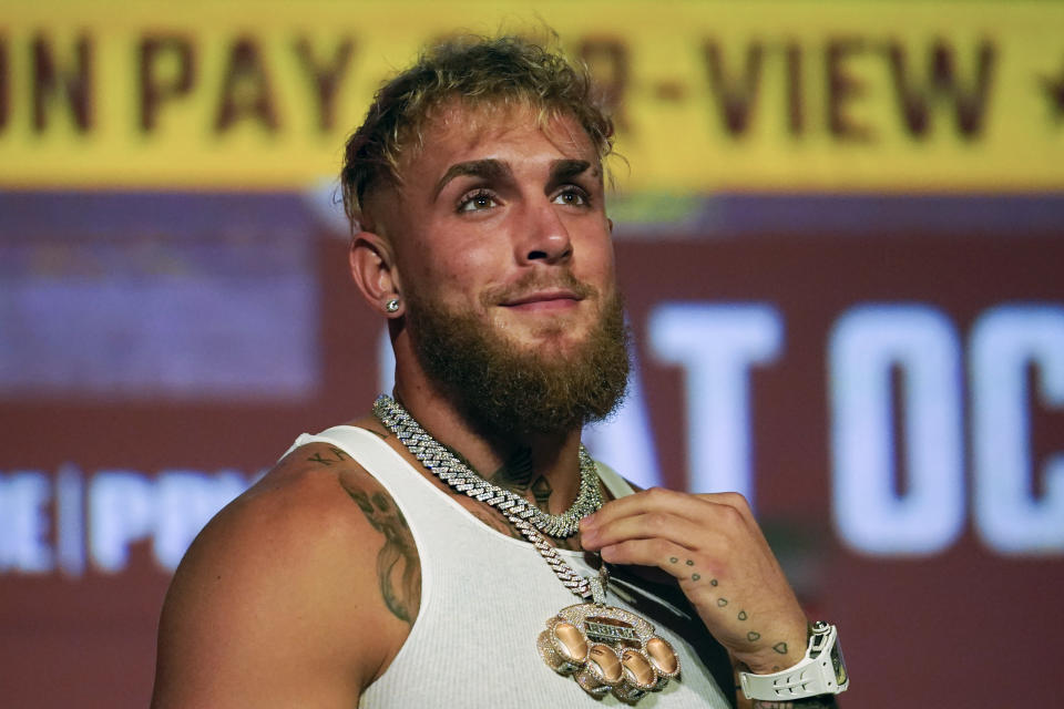 ARCHIVO - Foto del 12 de septiembre del 2022, Jake Paul habla en conferencia de prensa en Los Ángeles. El martes 30 de abril del 2024, Texas autoriza que la pelea entre Mike Tyson y Paul será un combate competitivo. (AP Foto/Ashley Landis, Archivo)