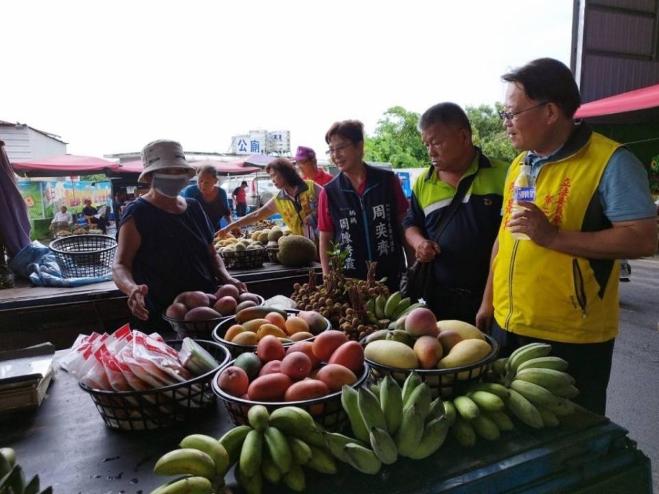 台南市議員陳昆和三度媒合企業前往玉井果菜市場，採購芒果。（記者張淑娟攝）