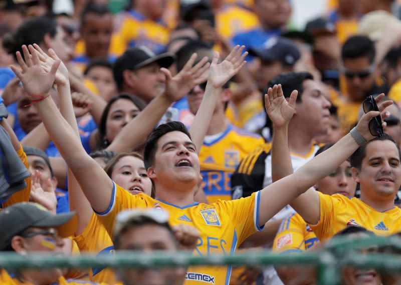 Foto de archivo de aficionados del club Tigres UANL