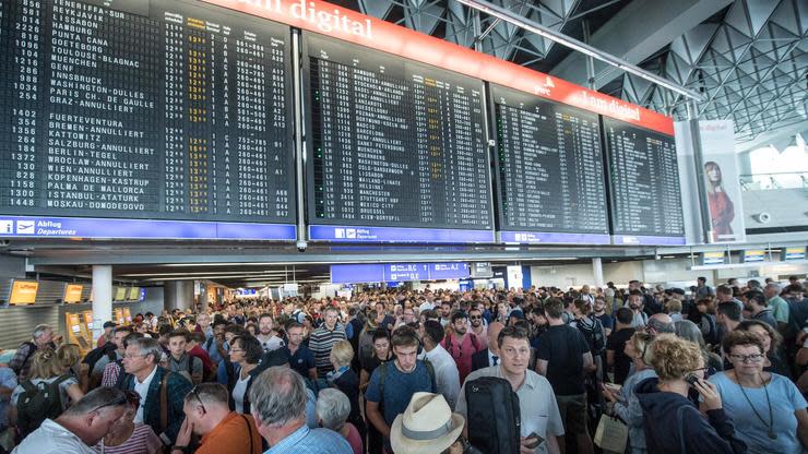 Die Flüge am Frankfurter Flughafen starten unpünktlicher. Der Chef des Betreibers räumt Versäumnisse der Branche ein, stellt zur Lösung der Krise aber Forderungen.