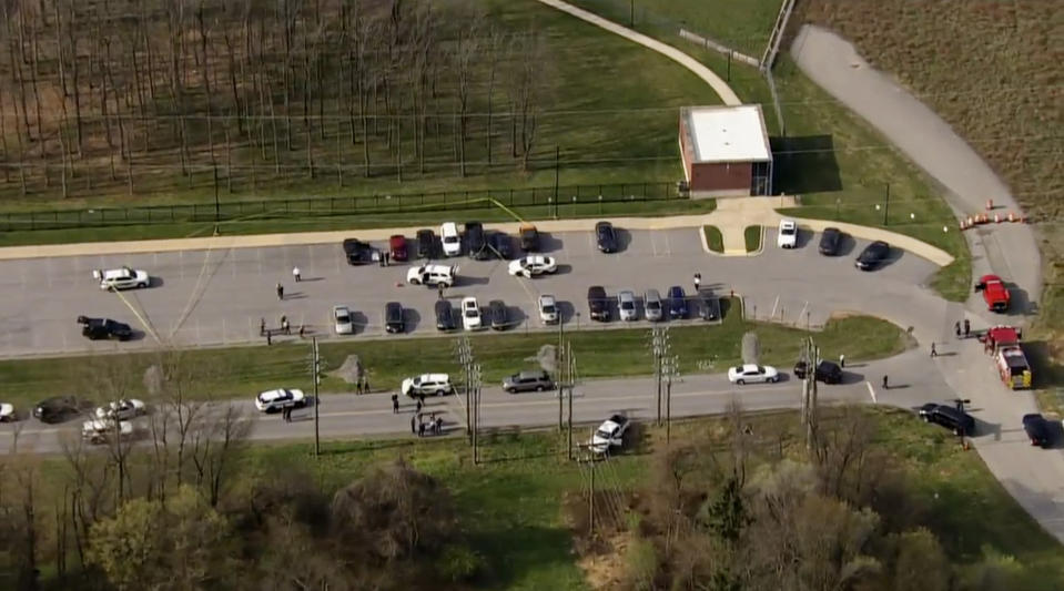 Foto provista por WJLA donde se ve a la policía acudir a un reporte de tiroteo en Frederick, Maryland, el 6 de abril de 2021. (WJLA via AP)