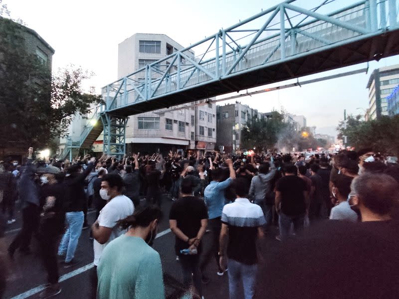 FOTO DE ARCHIVO. Personas asisten a una protesta por la muerte de Mahsa Amini, una mujer que murió tras ser detenida por la "policía de la moral" de la república islámica, en Teherán, Irán